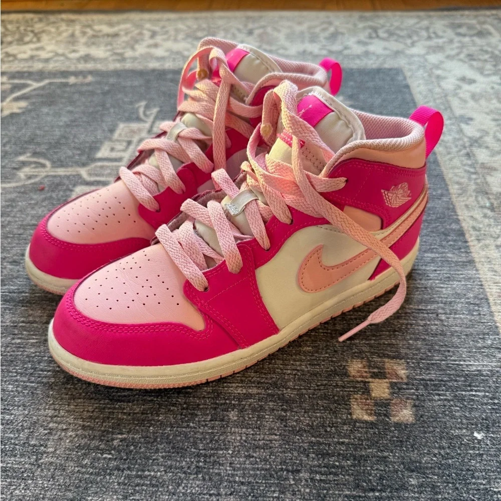 NIKE AIR JORDAN 1 MID FIERCE‎ PINK